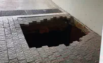 בולען נפער בחניית בניין בהוד השרון