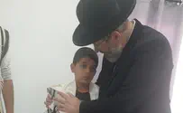 הרב לאו ניחם את משפחת אביחי בקריית נטפים