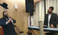 לנגן בקלרינט עם בקבוק וכובע על הראש