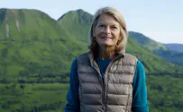 Lisa Murkowski wins reelection, defeating Trump-backed rival
