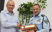 עמר בר לב קיבל מהמפכ"ל סכין