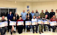 תמר חילקה תעודת הוקרה לחובש שהציל אותה
