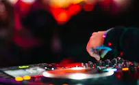 החסידים 'התחכמו' עם DJ, הדיינים אסרו