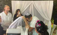 מרגש: בתו של עופר אוחנה שנפצע בחברון התחתנה
