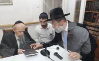 צילום: שלומי כהן ויעקב כהן הרב לאו הכניס ספר תורה לרפואת אשתו