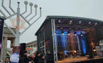 Зажжение первой ханукальной свечи перед Триумфальной аркой