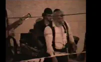 משפחת הלל מחדשת ניגון מכוון של קרליבך