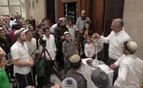 ראש המועצה שי אלון הדליק נר שני של חנוכה