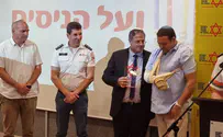 צילום: ערוץ 7 אות ציון לשבח מיוחד הוענק לחובש מד"א עופר אוחנה שנפצע באורח קשה בפיגוע הירי בקרית ארבע