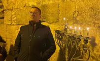 צילום: באדיבות המצלם "אוהב את המקום הזה": משה ליאון הדליק נר חנוכה בכותל הקטן