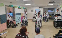 צילום: ללא קרדיט מופע דגלנות על כיסאות גלגלים