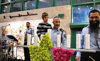 הממ"ז הדליק חנוכיה עם ילדי 'זכרון מנחם'