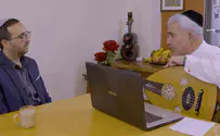 חבושה מנתח את יצירתו של מוחמד עבד אל-והאב