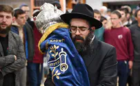 ספר תורה הוכנס לעילוי נשמת הרב שטיינזלץ