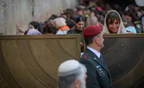 מיד לאחר הטקס: הרמטכ"ל הרצי הלוי הגיע להתפלל בכותל המערבי והטמין פתק