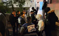שודד כיוון אקדח ודרס 3 מתנדבי 'השומרים'