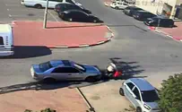 דורס את רוכב האופניים ויוצא להכות אותו