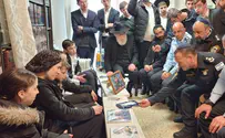 המפכ"ל העניק לאם המשפחה ספר של החזון איש
