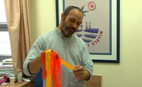 משה פינס שומר את הסרטים הכתומים הראשונים
