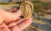 משפחה מצאה בגבעות מודיעין ידית של נר, מעוטרת בפרצוף, מלפני 1500 שנה 