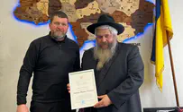 צילום: הרבנות הראשית לאוקראינה תעודת הוקרה לרב אסמן על סיוע לעיר שנחרבה