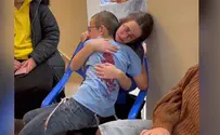 צור נשבר ובכה, רחל אחותו חיבקה אותו