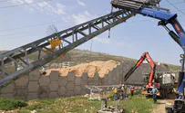 אנשי חברת חשמל פועלים בכביש עוקף חווארה