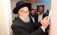 צילום: יחצ הרב יוסף קבע מזוזה במשרדי אנשי העסקים