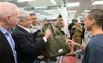 נתניהו חילק מדים למתגייסים בבקו"ם