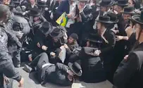 צילום: זושא לוסטיג, חדשות כל העולם מחאה אלימה מול חנות סלולר - שוטר נפצע
