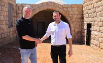 קבר יוסף בגודל מלא במרפסת של המדינה