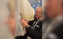 אריה גולן פרץ בבכי מול ספר השמות באושוויץ