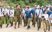 8,000 soldiers 'March in the Paths of the IDF'