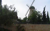 לרגל ים הזיכרון: כנפי טחנת הרוח במשכנות שאננים יעצרו