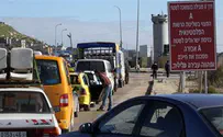 פלשתיני שדד רכב ישראלי במחסום - ליד השוטרים