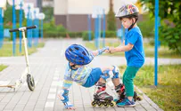 שאלת השבוע: איך לגדל ילד שאכפת לו?