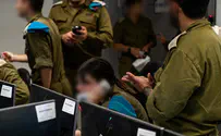 הקול מאחורי הטלפון האדום