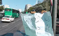 מאות פעילי ימין חסמו את הכניסה לעיר