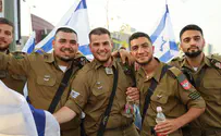 מאות אנשים בצעדת דגלים בראשון לציון