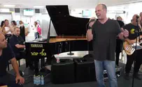 צילום: ליאור צור, דוברות איכילוב מרגש: הזמר אדם שר "יש מוצא" בבית החולים