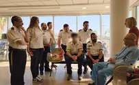 צילום: דוברות מד"א "שרשרת ההצלה פעלה לפי הספר": פליקס נפגש עם צוות מד"א שהציל את חייו