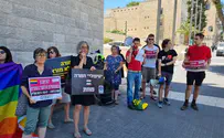 פעילי להט"ב מפגינים מחוץ לכנס 'אבן ישראל'