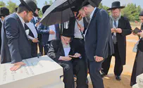 ראש הישיבה בן ה-93 עלה לקבר בנו וביקש מחילה