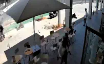 המחבל דורס, יוצא מחלון הרכב ומתחיל לדקור