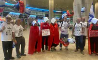 שלט נגד ישראל באולם הנוחתים בנתב"ג