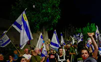 המונים חוסמים כבישים ליד שגרירות ארה"ב