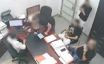 שוטרים הפתיעו חשודים בזמן שסחטו עורך דין