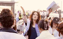 Neshama Carlebach leads Women of the Wall prayer