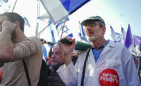 משוחחים ומנסים לשכנע אנשים לא לעזוב לחו"ל