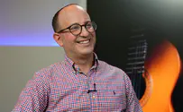איש הווקאל מפגיז גם שירים "סטנדרטיים"